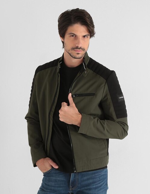 Chamarra Calvin Klein verde olivo cuello alto en Liverpool