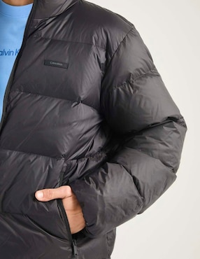 Chamarra acolchada Calvin Klein con bolsillos para hombre