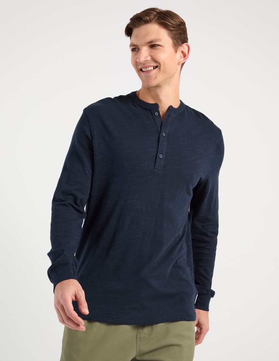 Playera cuello henley para hombre