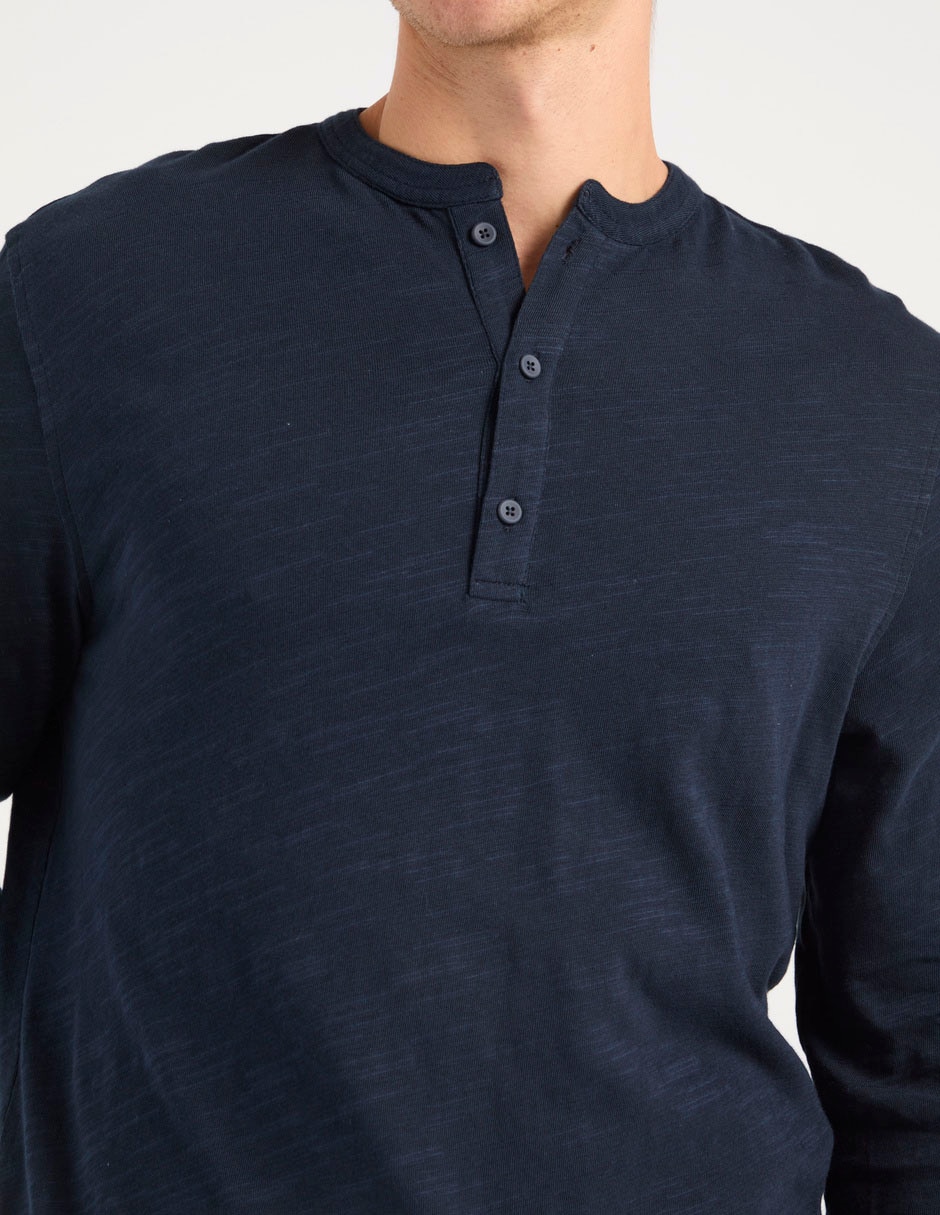 Playera cuello henley para hombre 4