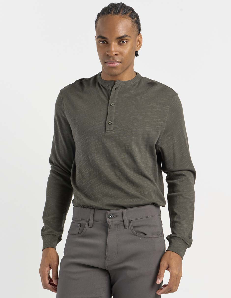 Playera cuello henley para hombre